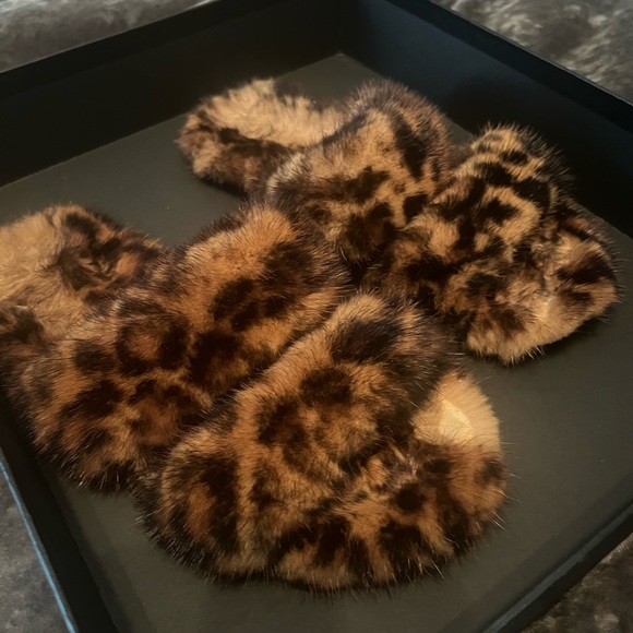 AUTHENTIC SAINT LAURENT Leopard Mink Sandals - Picture 2 of 16